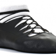 Scottish Highland Dance Pumps Style Skye<br>
Soft black leather upper<br>
Front seam and loop
Extra eyelet at the ankle for better support<br>
Soft and flexible black suede sole unit<br>
Arch lasted to help accentuate the point.<br>
Noene Shock dispersion technology absorbing 98% of impact<br>
Handmade in Scotland